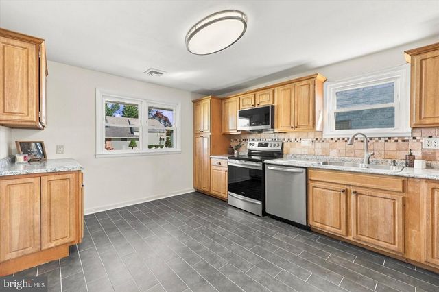 55 AUTUMN LN, Levittown, PA 19055