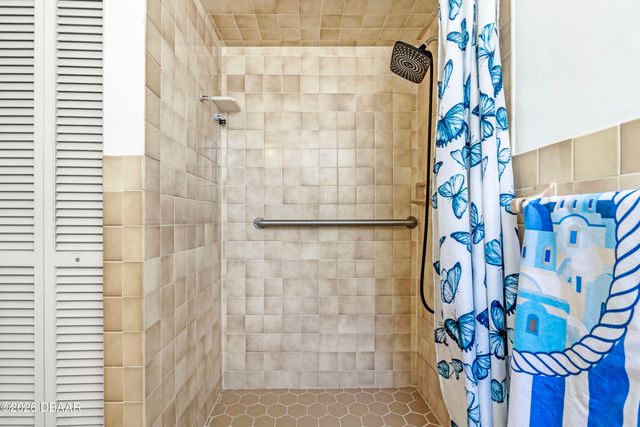 1124 N Halifax Avenue, Daytona Beach, FL 32118