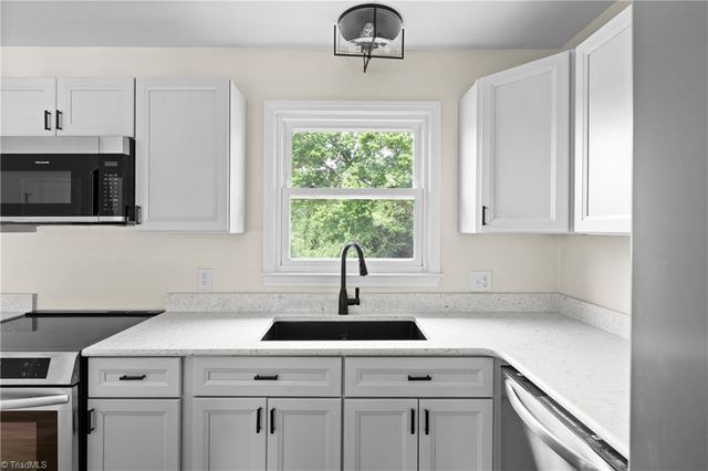 220 Kerner Knolls Drive, Kernersville, NC 27284