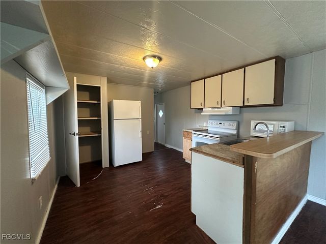 7886 Breeze DR, North Fort Myers, FL 33917