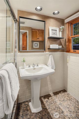 9520 NE 16th Street, Clyde Hill, WA 98004