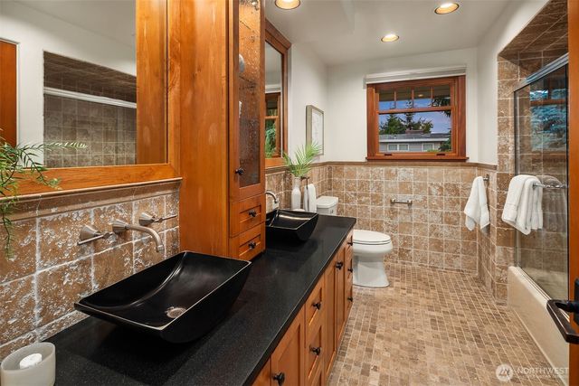 9520 NE 16th Street, Clyde Hill, WA 98004