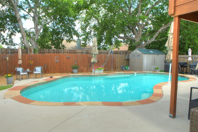 652 Chestnut Lane, Saginaw, TX 76179