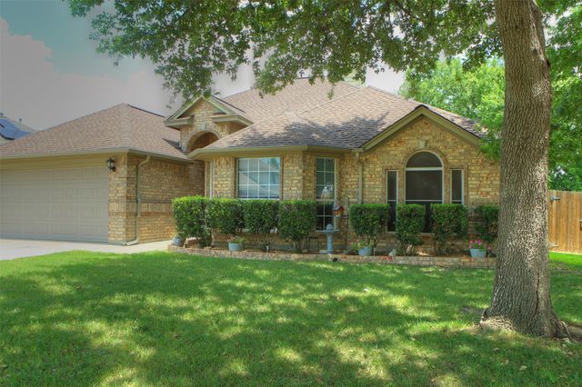 652 Chestnut Lane, Saginaw, TX 76179