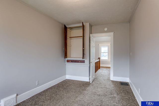 824 S 38 Street, Omaha, NE 68105