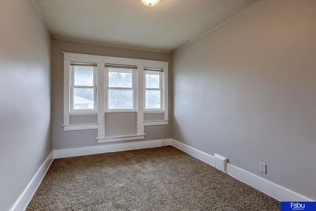 824 S 38 Street, Omaha, NE 68105