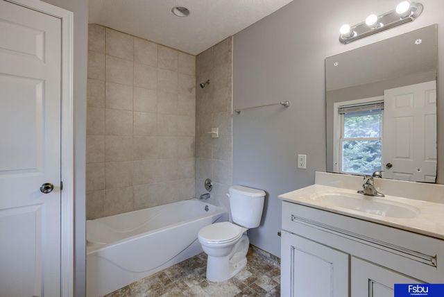 824 S 38 Street, Omaha, NE 68105