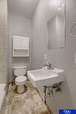 824 S 38 Street, Omaha, NE 68105