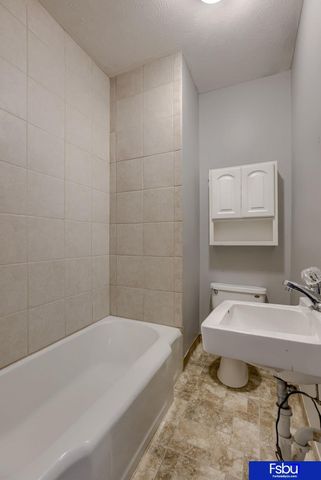 824 S 38 Street, Omaha, NE 68105