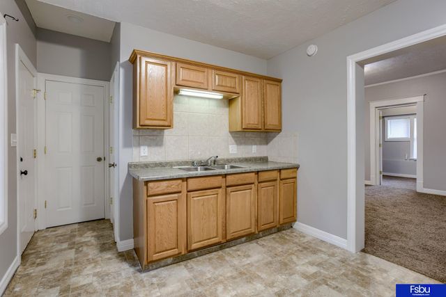 824 S 38 Street, Omaha, NE 68105