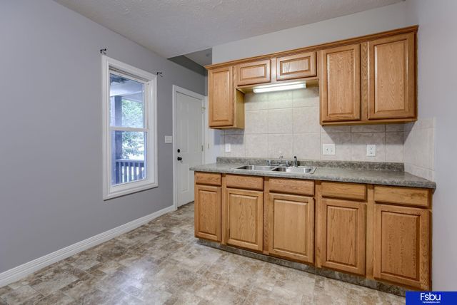 824 S 38 Street, Omaha, NE 68105