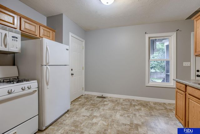 824 S 38 Street, Omaha, NE 68105