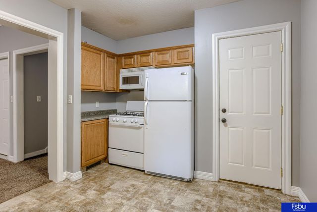 824 S 38 Street, Omaha, NE 68105