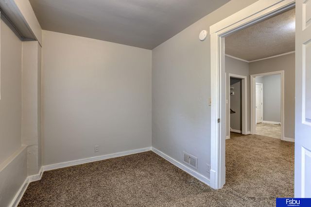 824 S 38 Street, Omaha, NE 68105