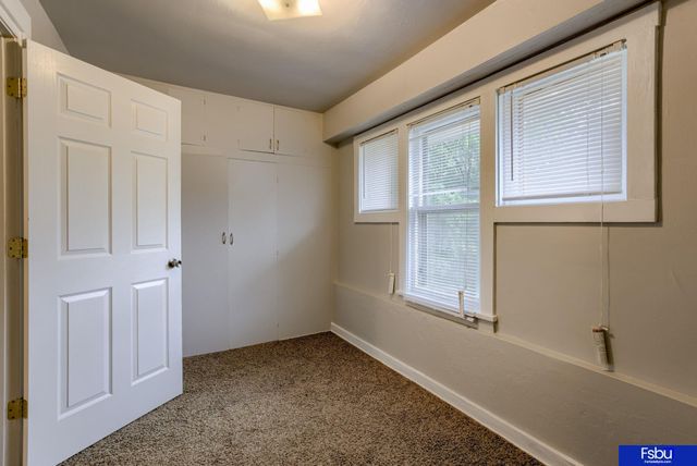 824 S 38 Street, Omaha, NE 68105