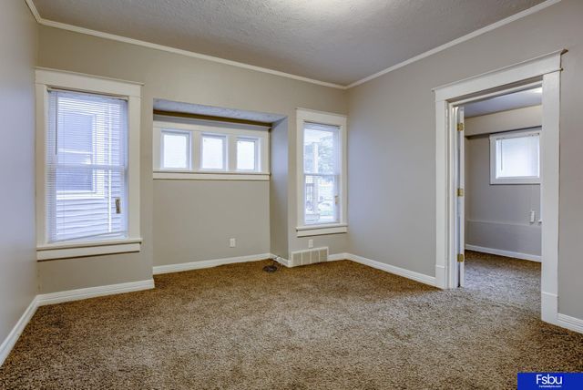 824 S 38 Street, Omaha, NE 68105