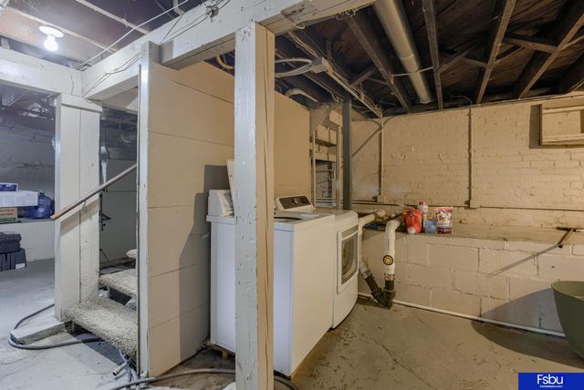 824 S 38 Street, Omaha, NE 68105