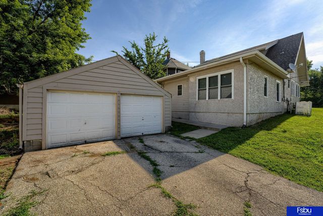 824 S 38 Street, Omaha, NE 68105