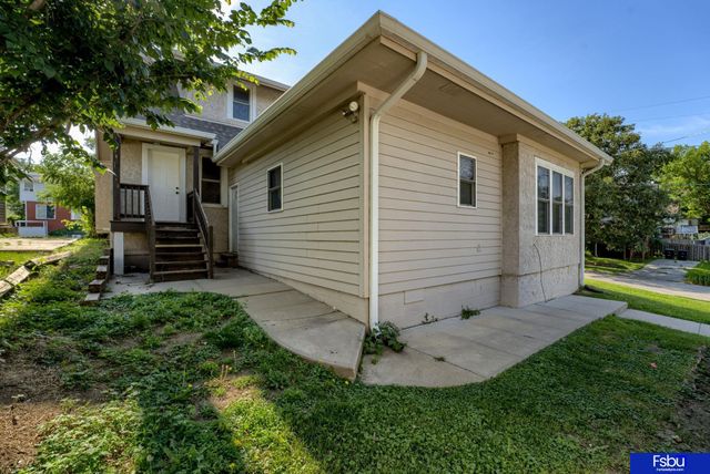 824 S 38 Street, Omaha, NE 68105