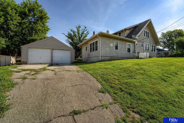 824 S 38 Street, Omaha, NE 68105