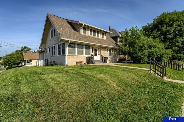 824 S 38 Street, Omaha, NE 68105