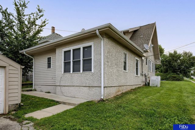 824 S 38 Street, Omaha, NE 68105