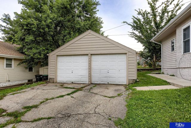 824 S 38 Street, Omaha, NE 68105