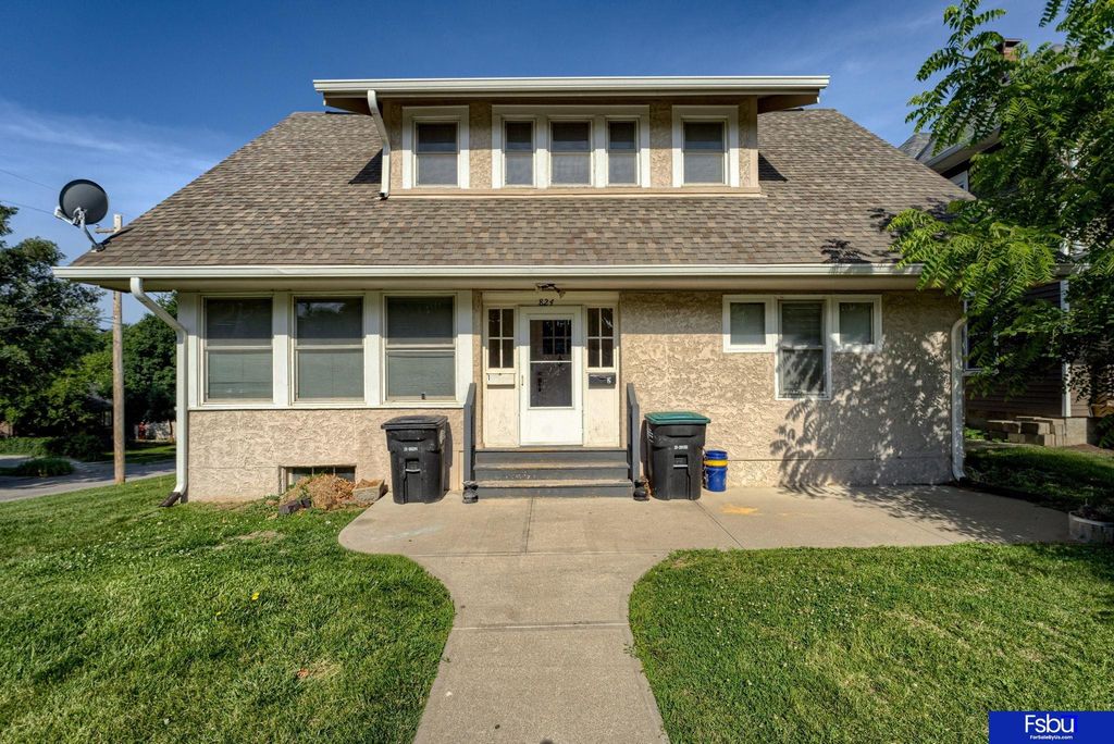 824 S 38 Street, Omaha, NE 68105
