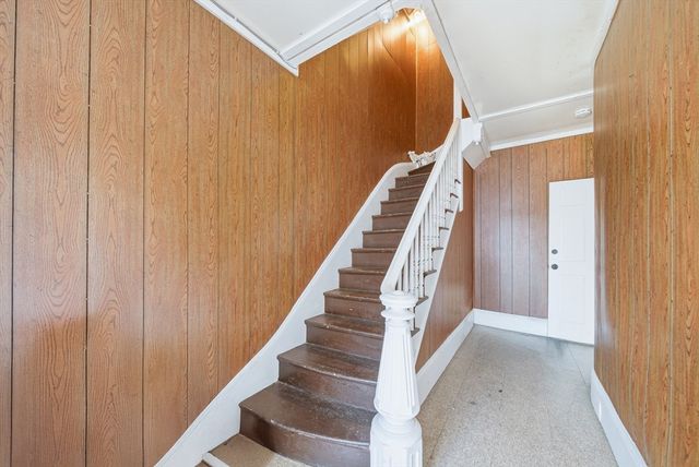 91 Farnham St, Lawrence, MA 01843