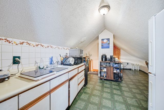 91 Farnham St, Lawrence, MA 01843