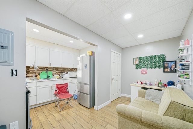 91 Farnham St, Lawrence, MA 01843