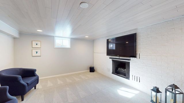 507 S I Oka Avenue, Mount Prospect, IL 60056