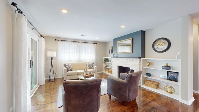 507 S I Oka Avenue, Mount Prospect, IL 60056