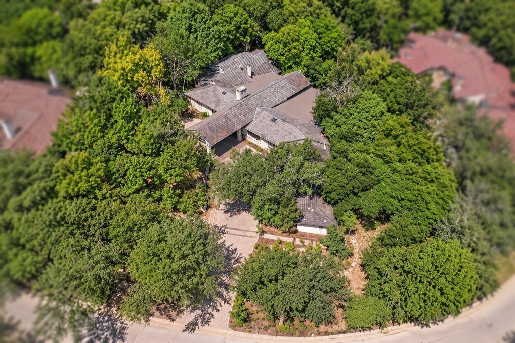 301 Crestwood Drive, Fort Worth, TX 76107 — exterior