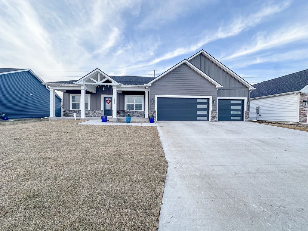 1717 S Stone Creek Boulevard, Urbana, IL 61802