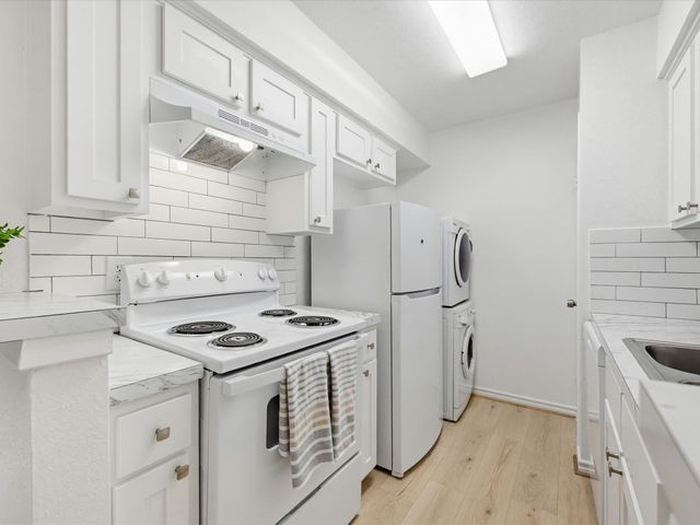 2120 Wilcrest Drive 122, Houston, TX 77042