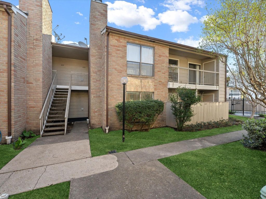 2120 Wilcrest Drive 122, Houston, TX 77042