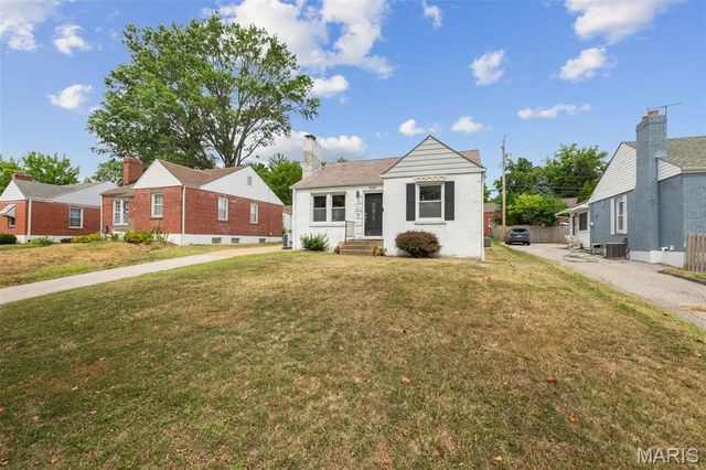 8261 Watson Road, Webster Groves, MO 63119