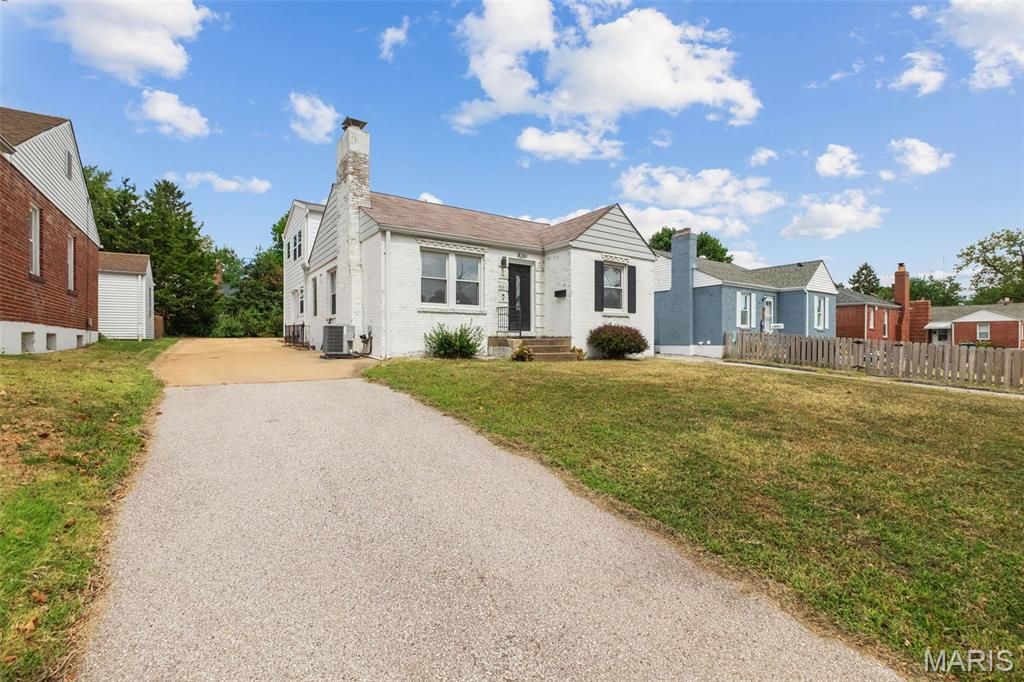 8261 Watson Road, Webster Groves, MO 63119