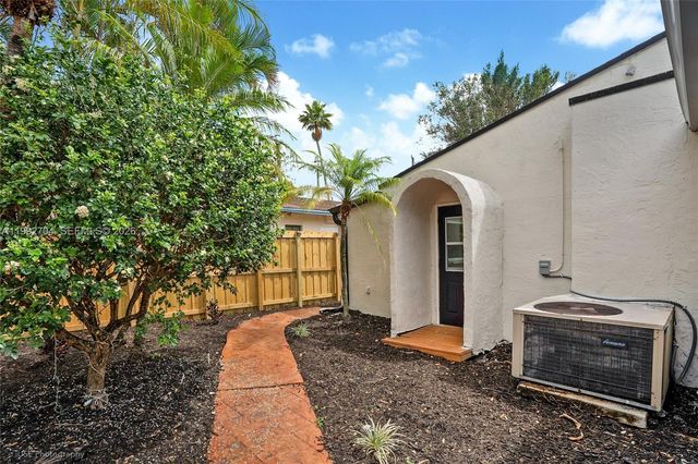 907 SW 15th Ter 1-2, Fort Lauderdale, FL 33312