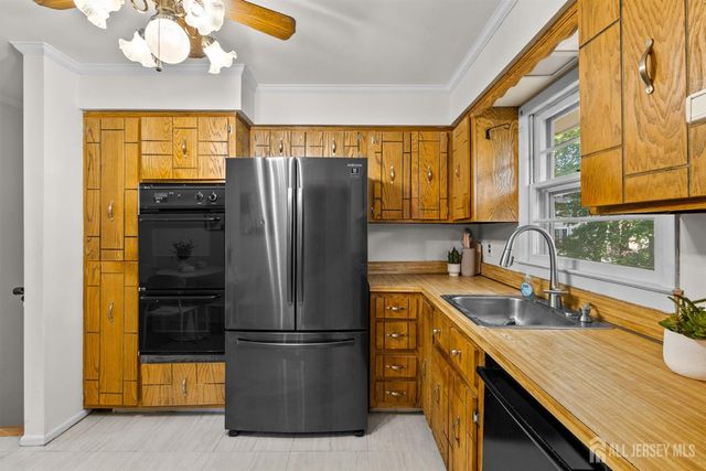 17 Meredith Road, Edison, NJ 08817