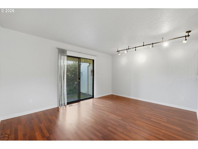 627 N HAYDEN BAY Dr, Portland, OR 97217