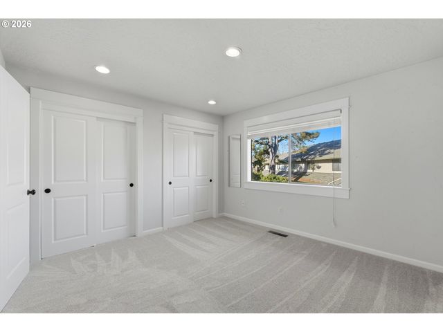 627 N HAYDEN BAY Dr, Portland, OR 97217