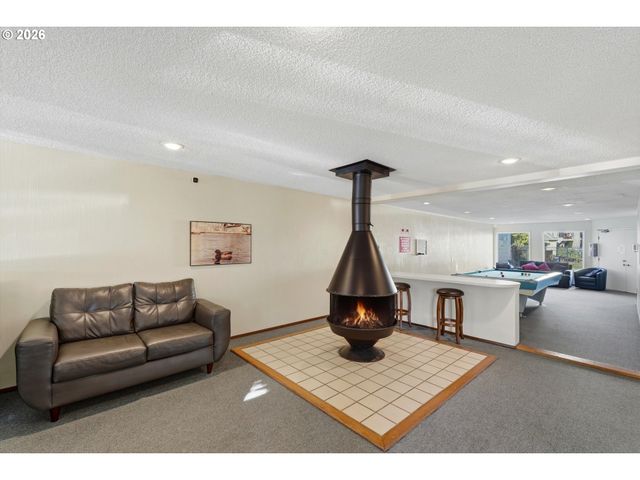 627 N HAYDEN BAY Dr, Portland, OR 97217