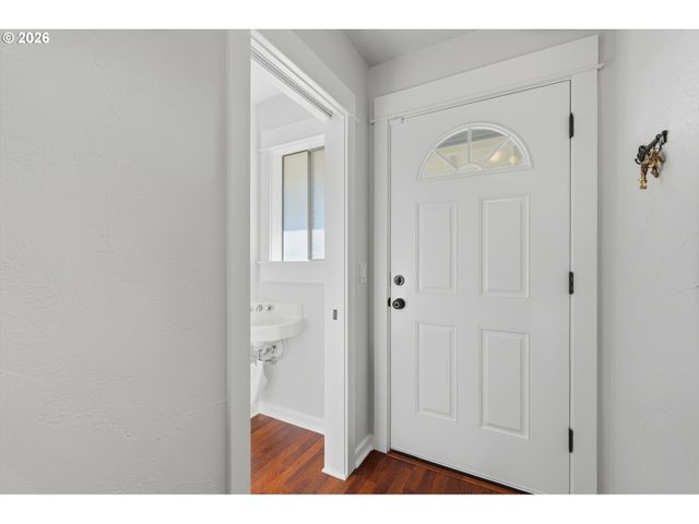 627 N HAYDEN BAY Dr, Portland, OR 97217