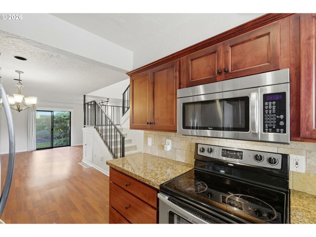 627 N HAYDEN BAY Dr, Portland, OR 97217