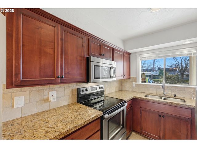 627 N HAYDEN BAY Dr, Portland, OR 97217