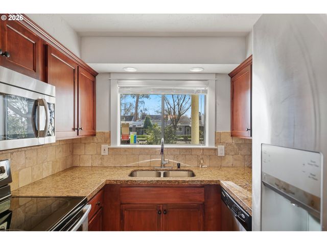 627 N HAYDEN BAY Dr, Portland, OR 97217