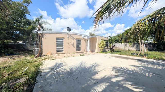 490 Tulip Tree Drive, Lake Worth, FL 33462