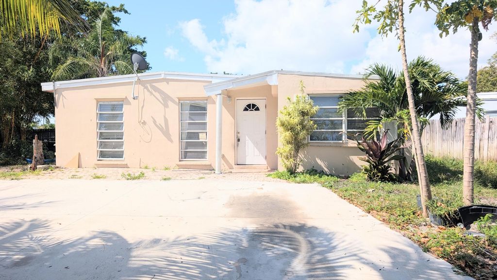 490 Tulip Tree Drive, Lake Worth, FL 33462